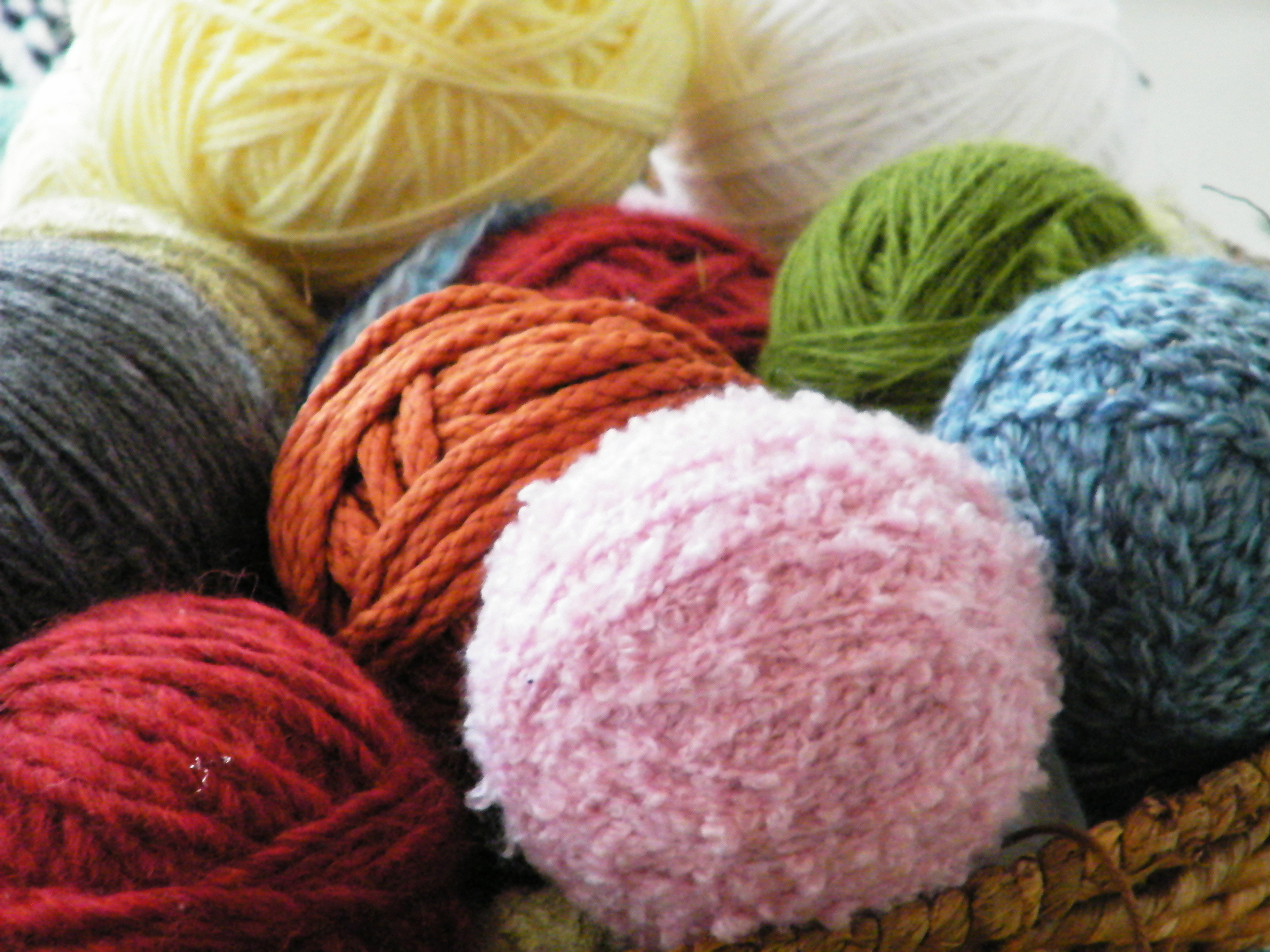 Balls of yarn with different thicknesses