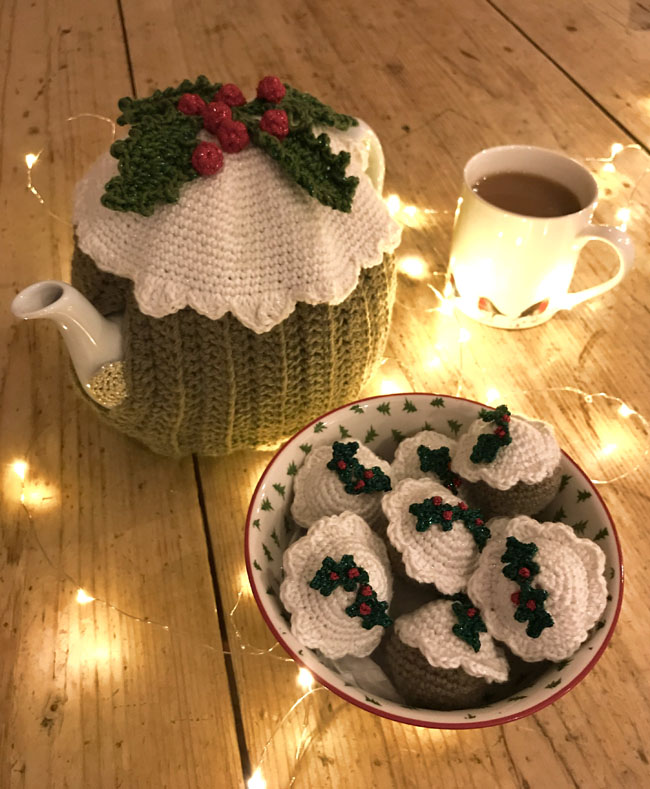 Crochet a Christmas tea cozy 
