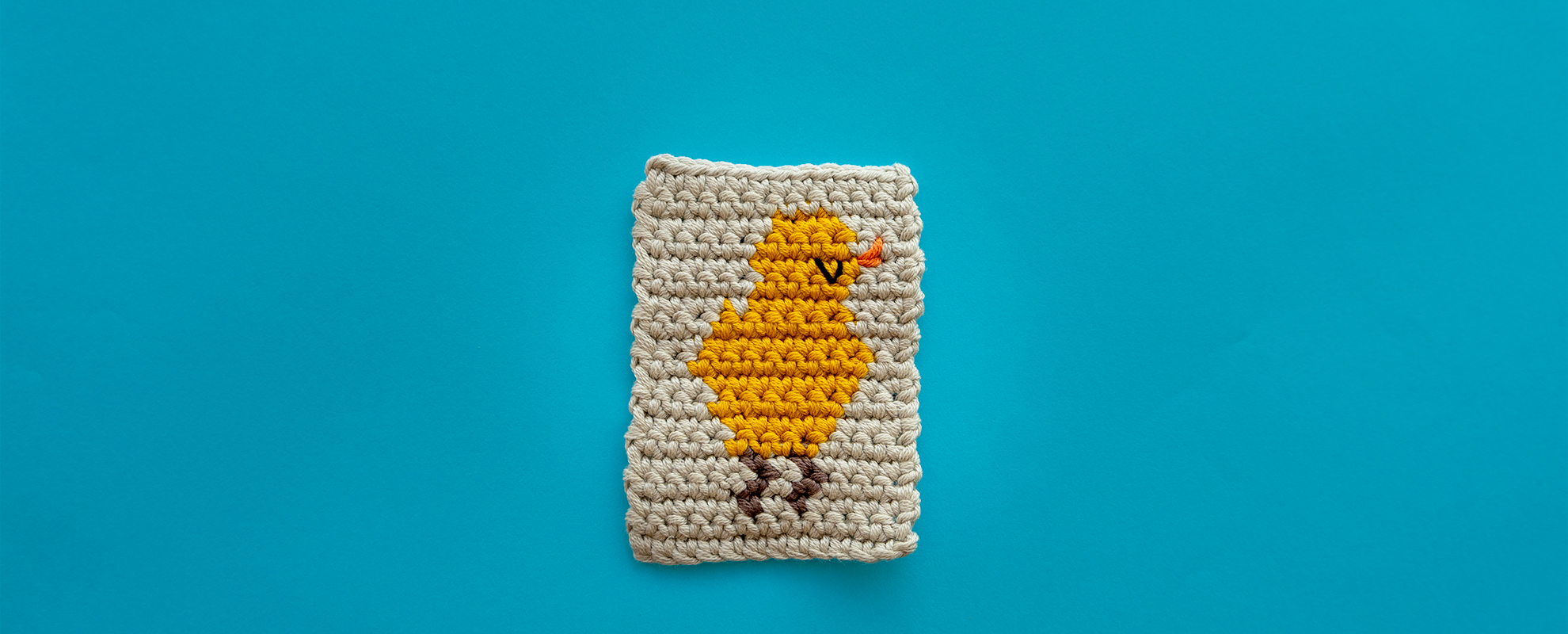 the almond snug crochet chick motif