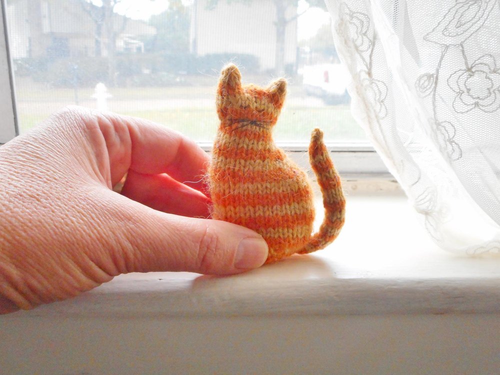 Day 9: this tiny FREE knitted cat pattern is purrr-fect for today's make!