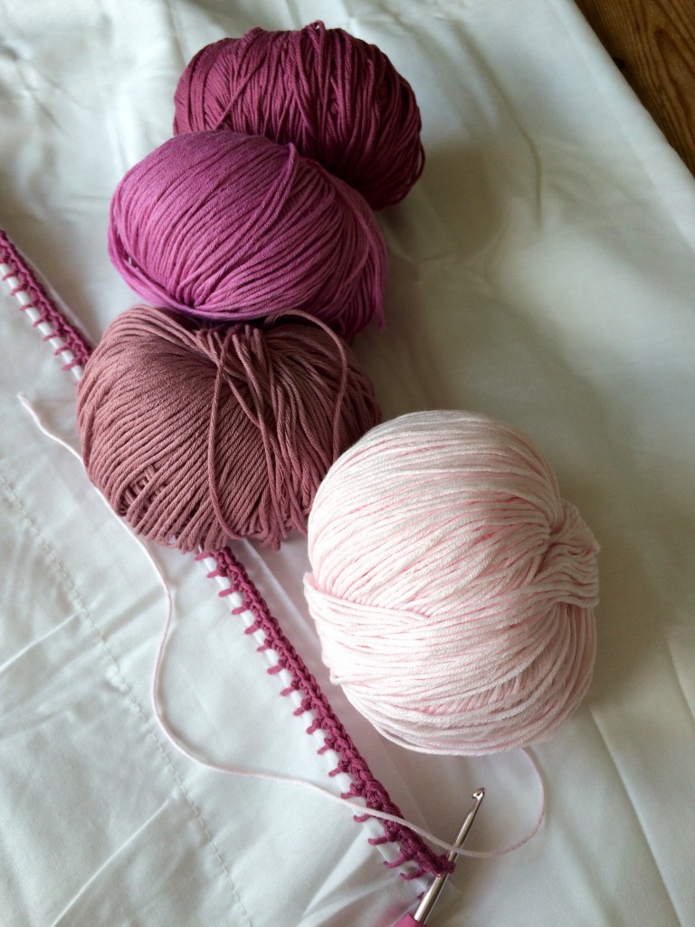 Blanket stitch on curvy edging