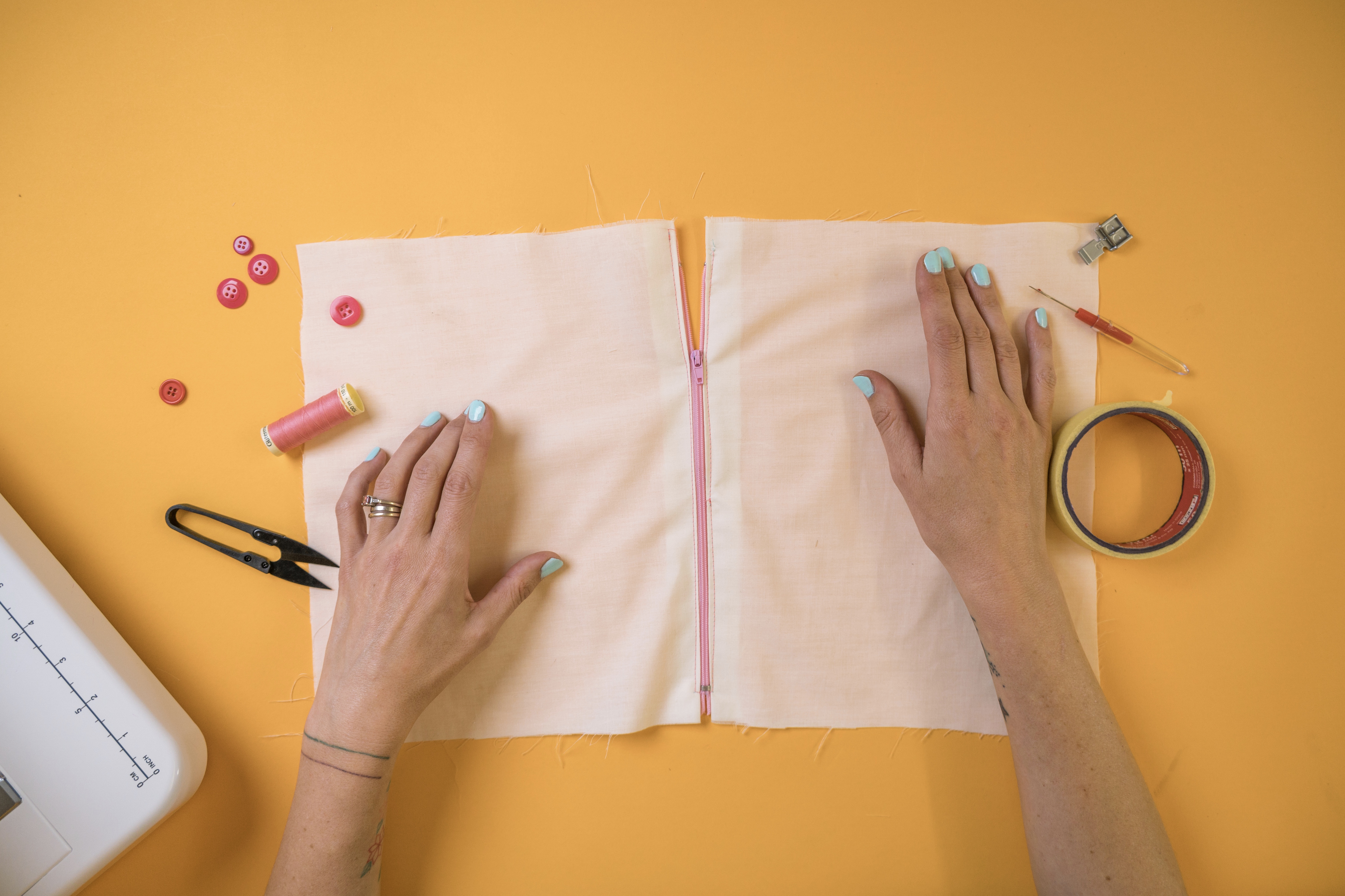 How to sew a zip