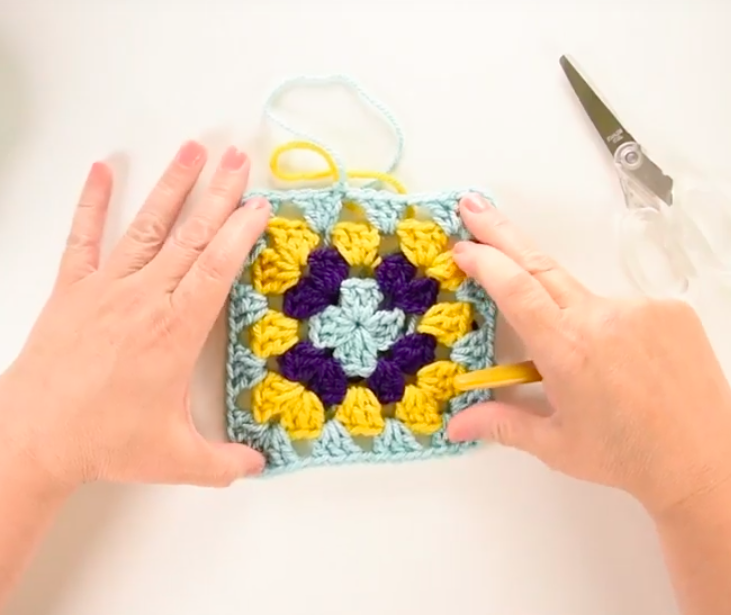 How to crochet a granny square
