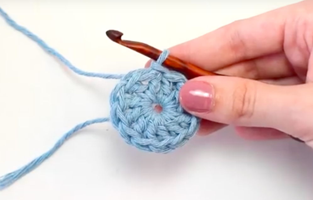 How to crochet the magic circle