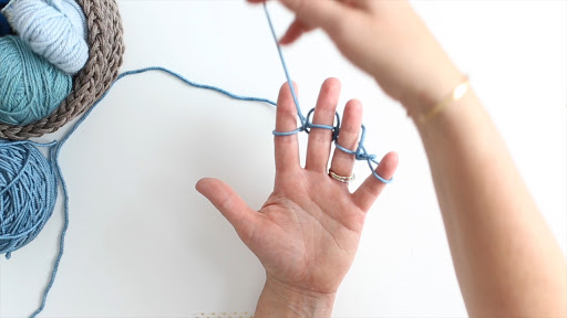 move the tail yarn between your fingers