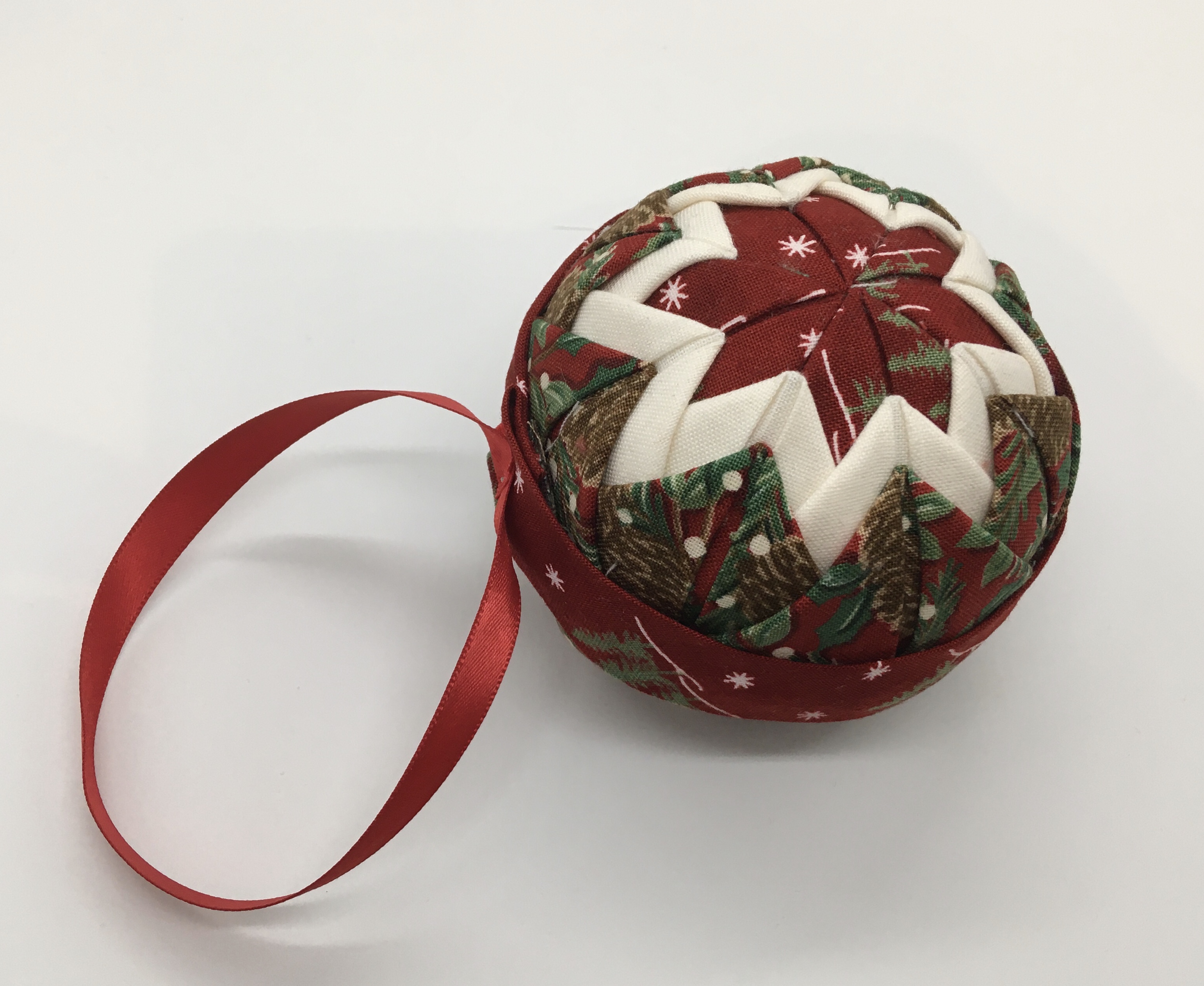 Quilted Christmas ball ornament - free tutorial! 