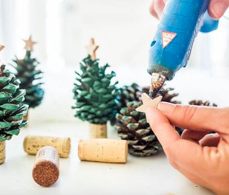 DIY Christmas pinecone ornaments