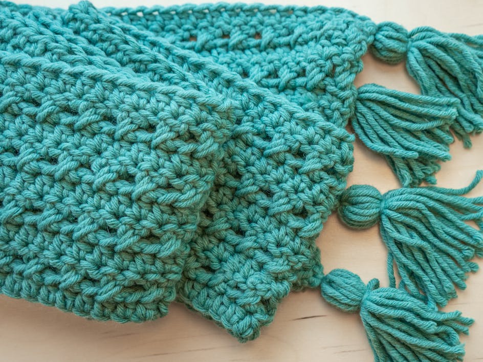 How to crochet a scarf for beginners: 10 simple steps