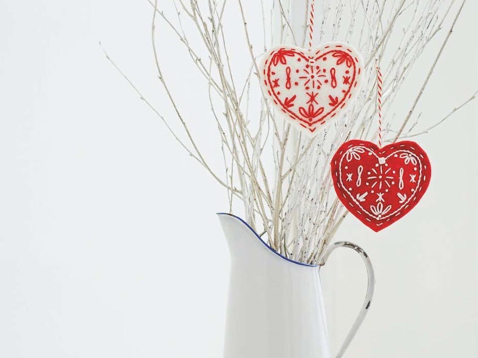 Hanging heart decorations - free tutorial!