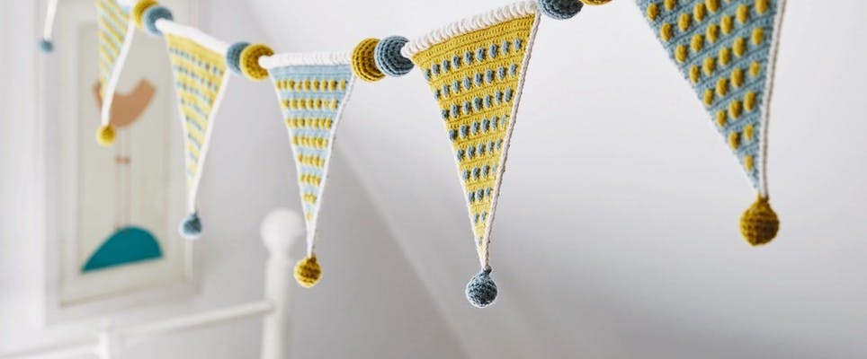 How to crochet Kate Eastwood's FREE bobble wreath!