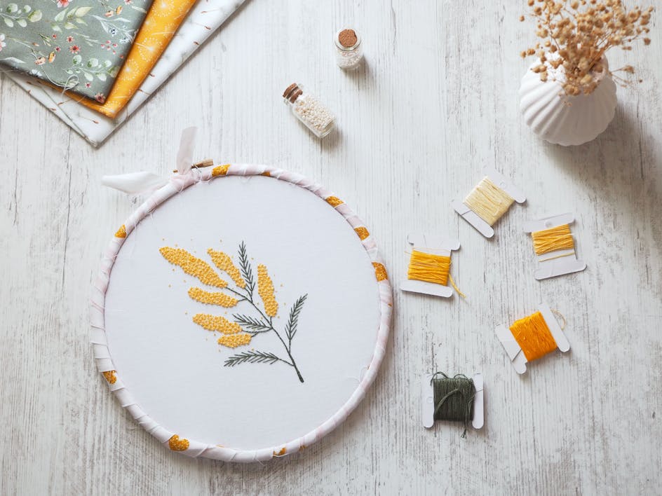 Mimosa french knot free embroidery project
