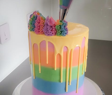 How to Frost a Rainbow Cake | LoveCrafts