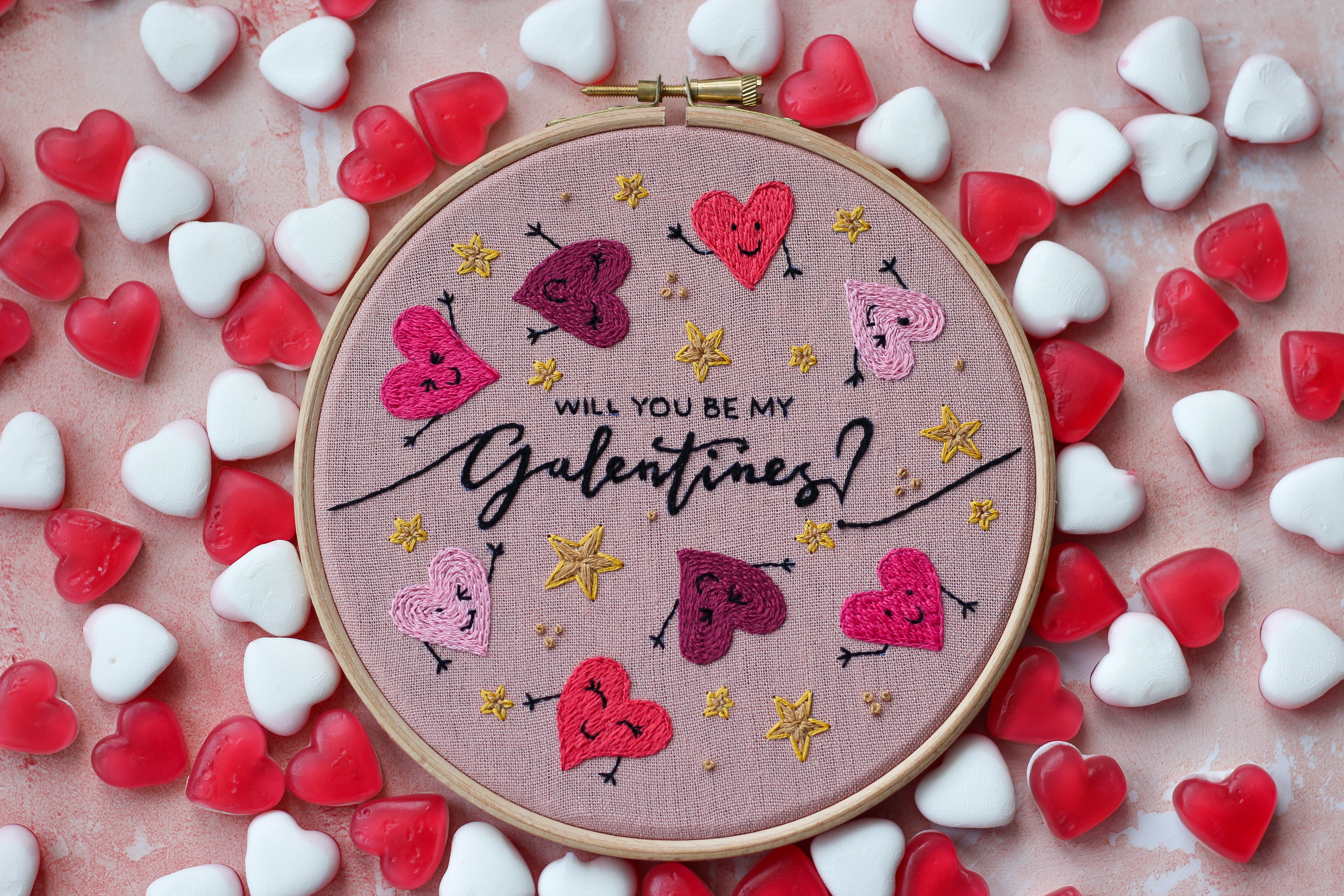 Make an extra cute embroidery hoop that your Valentine or Galentine is sure to adore! 