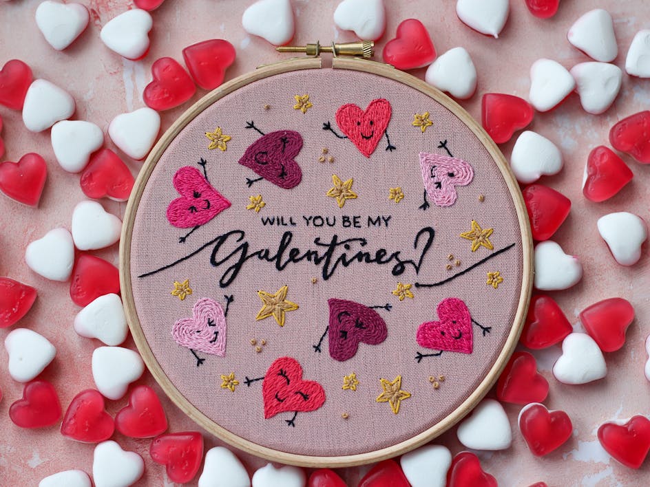 Make an extra cute embroidery hoop that your Valentine or Galentine is sure to adore! 