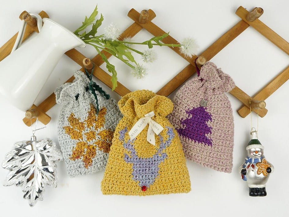 We love free patterns: small crochet bags