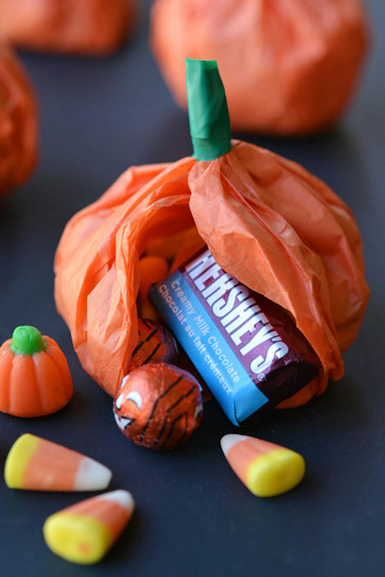 Pumpkin crêpe paper party favour 