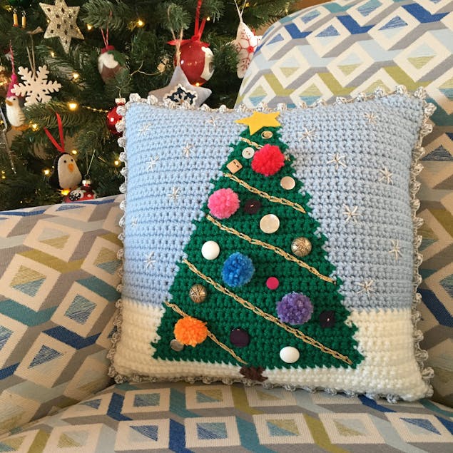 crochet Christmas tree cushion 