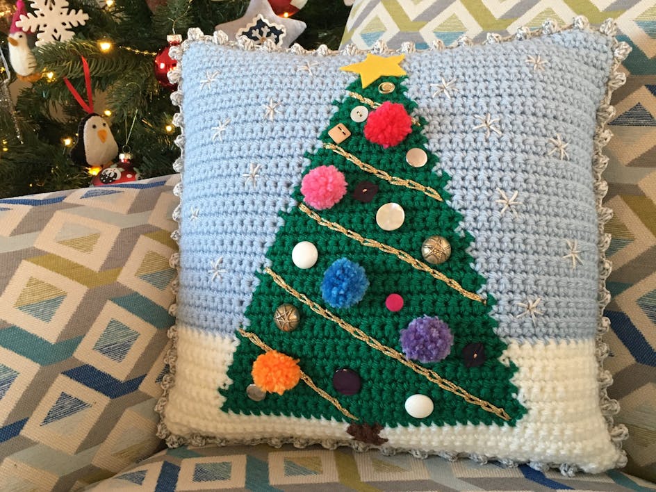 Crochet a Christmas tree cushion!