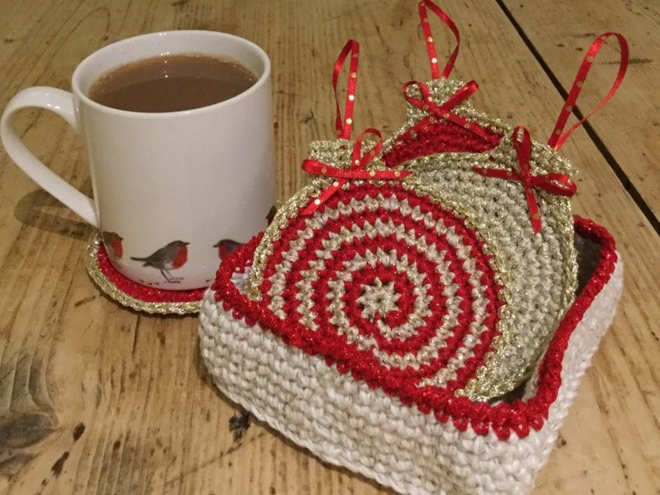 How to crochet a set of cute Christmas bauble coasters