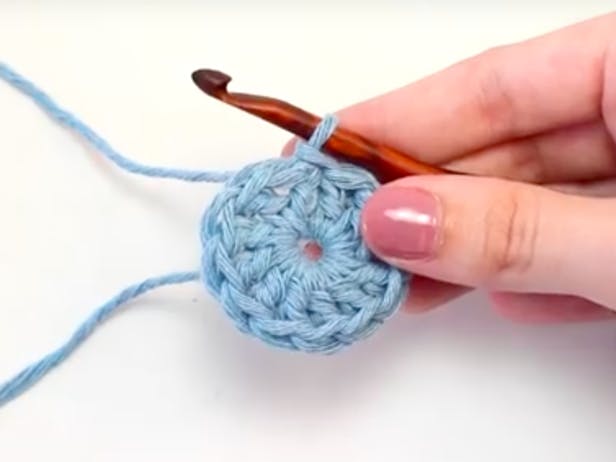 How to crochet the magic circle