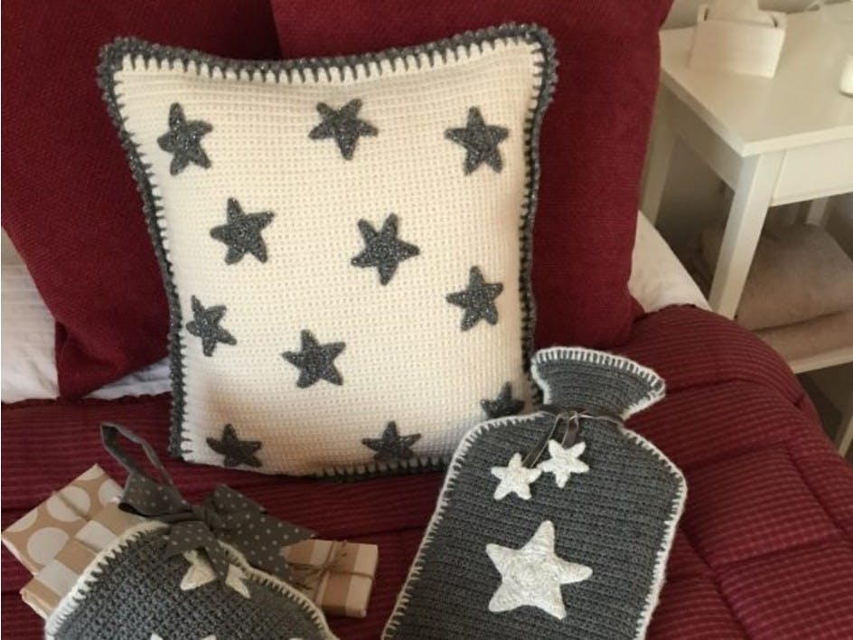 Crochet this sparkly stars cushion cover