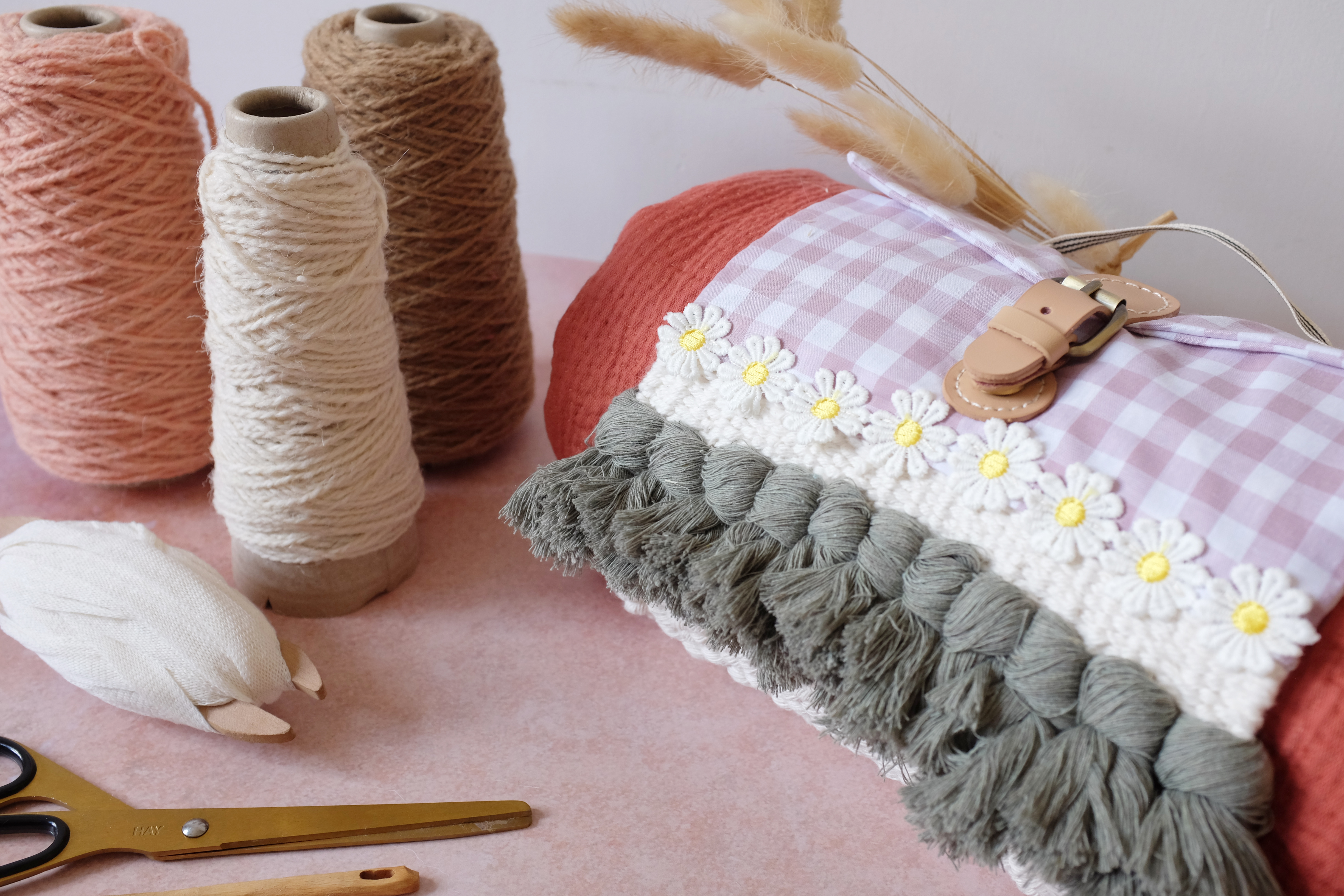 Final image of the woven picnic blanket holder