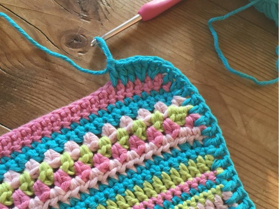 crochet club summer cushion tutorial