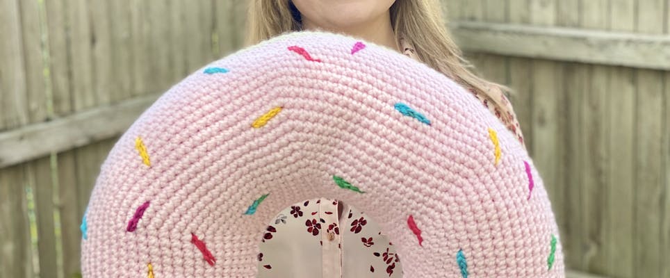 Crochet a delicious donut cushion! 