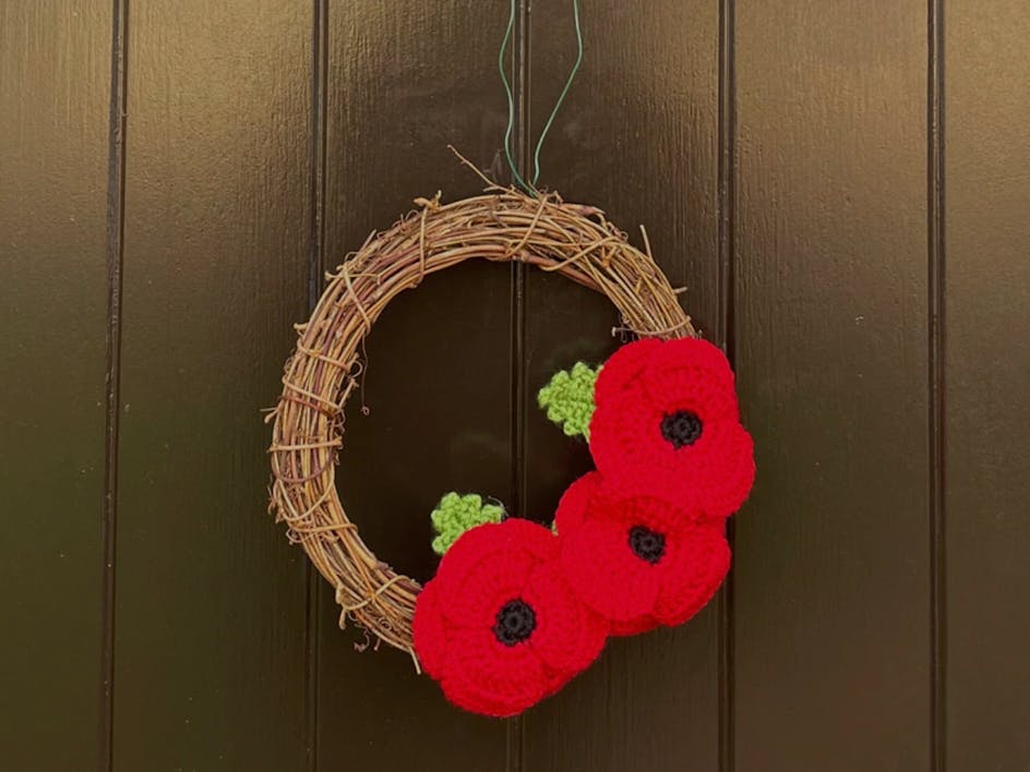 How to make a knitted or crochet poppy wreath 