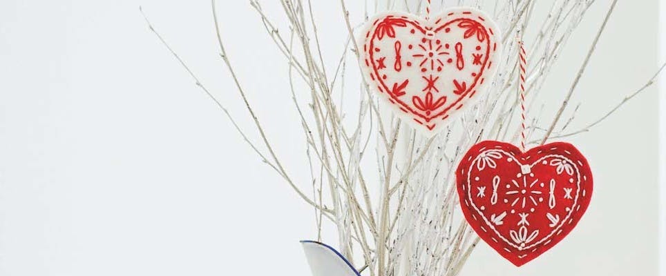 Hanging heart decorations - free tutorial!