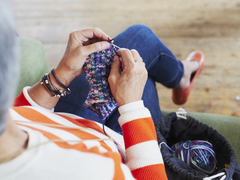 How to hold knitting needles