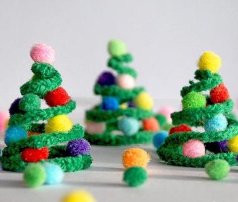 Pipe cleaner Christmas craft trees 