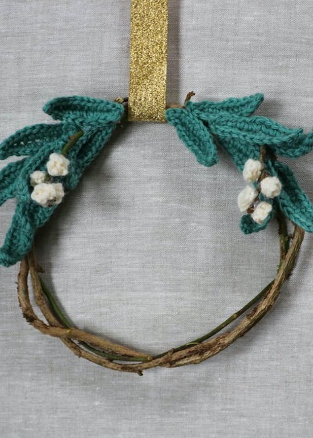 Crochet mistletoe wreath 