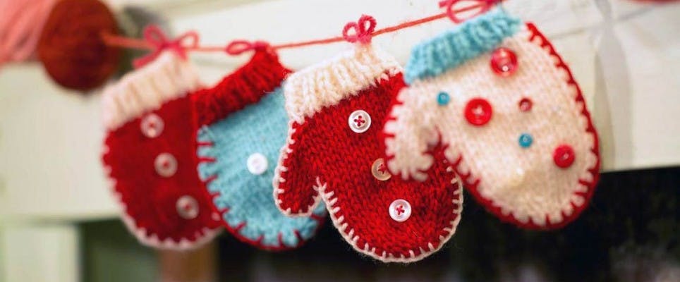 Knitted mitten Christmas bunting