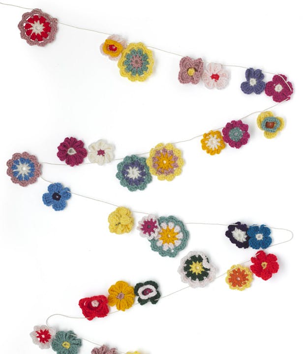 garden garland free crochet pattern by anne marie benthem for paintbox yarns