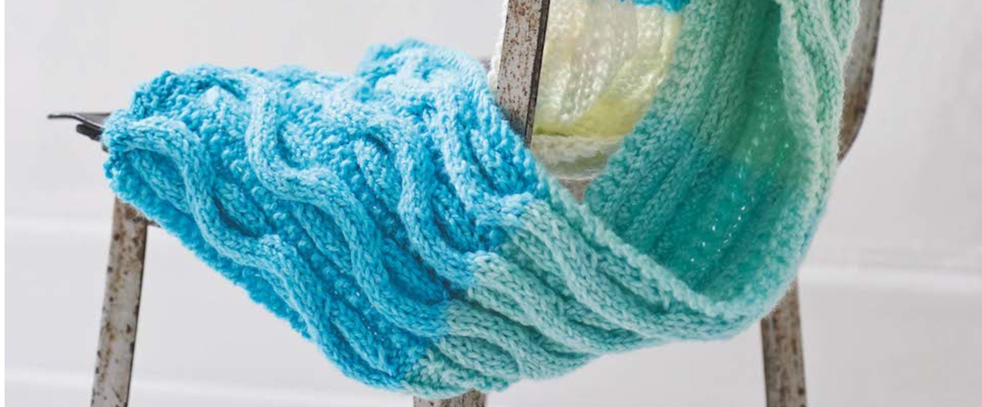 Color block cable cowl - free tutorial! | LoveCrafts