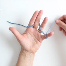 wrapping yarn around fingers