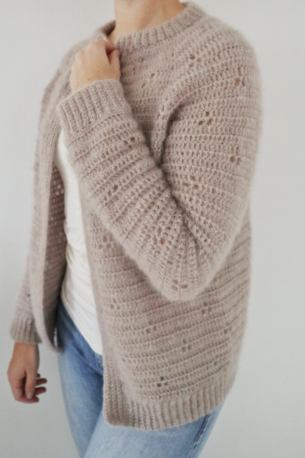 Crochet pattern for a cardigan in beige mohair with lace details