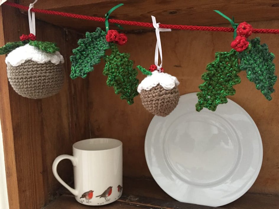 Crochet a cute Christmas pudding and holly garland