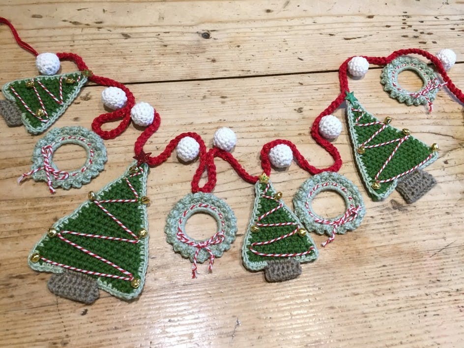 Crochet a Christmas Garland