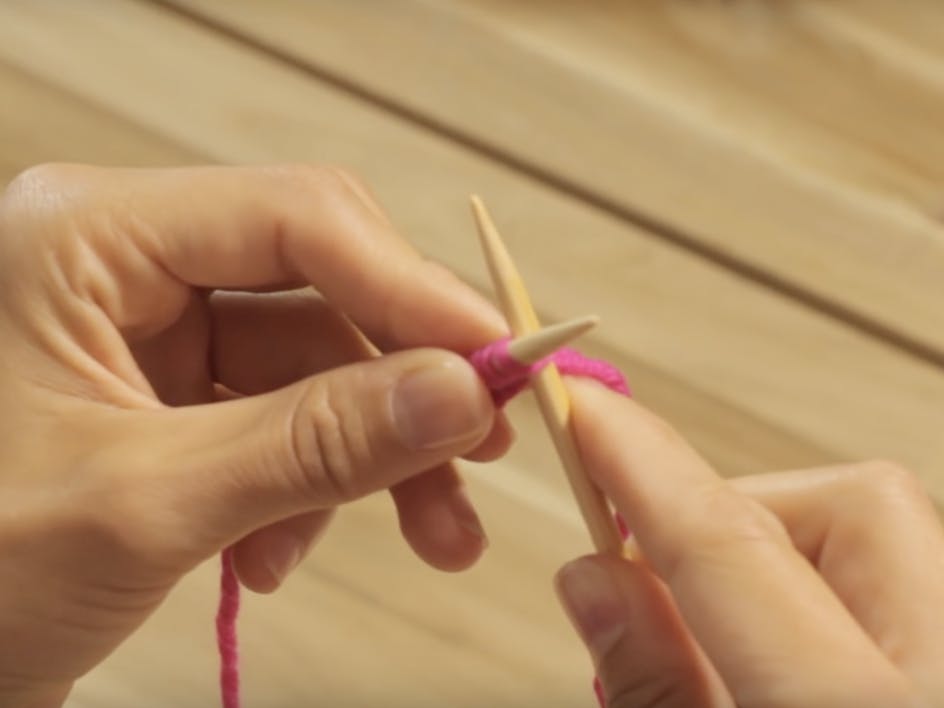 How to knit stitch and knit a row
