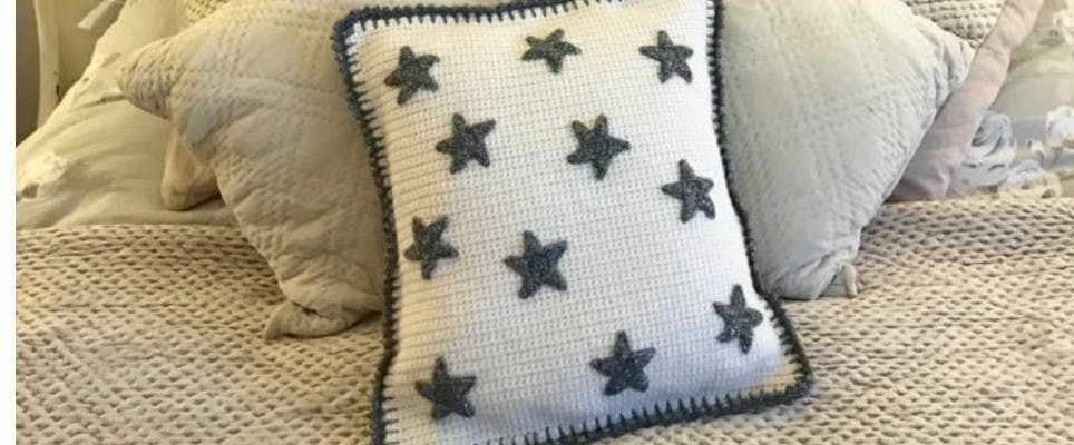 Crochet this sparkly stars cushion cover