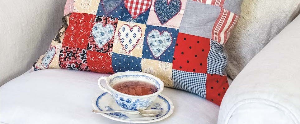 Scandi style heart patchwork pillow - free tutorial! 