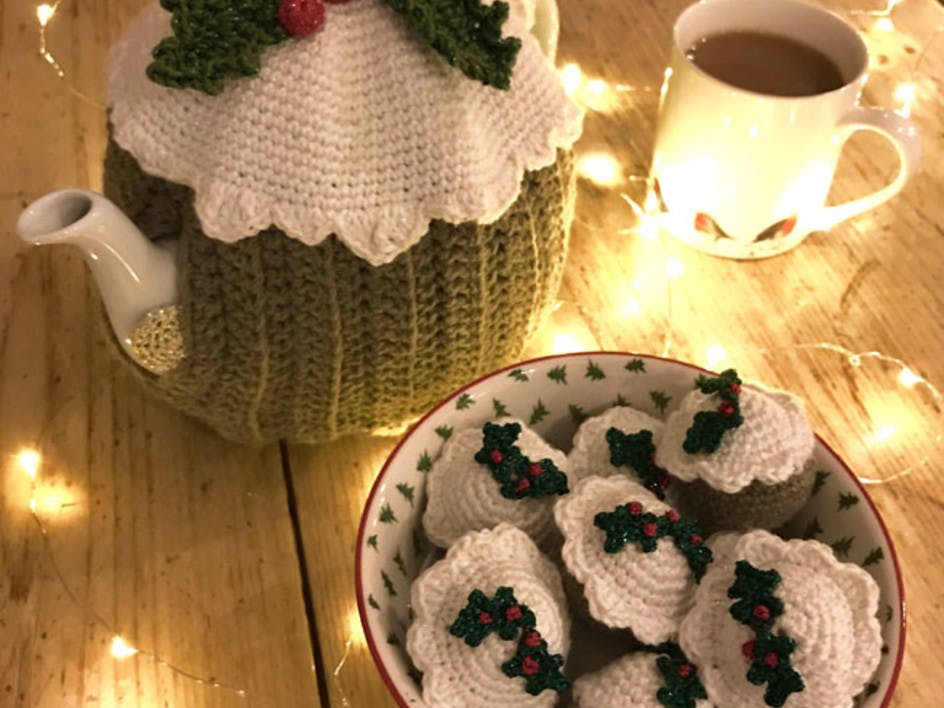 Crochet a Christmas tea cozy 